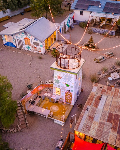 Entire Animal+Art Sanctuary/ Pool/Hot Tub/Dogs OK!