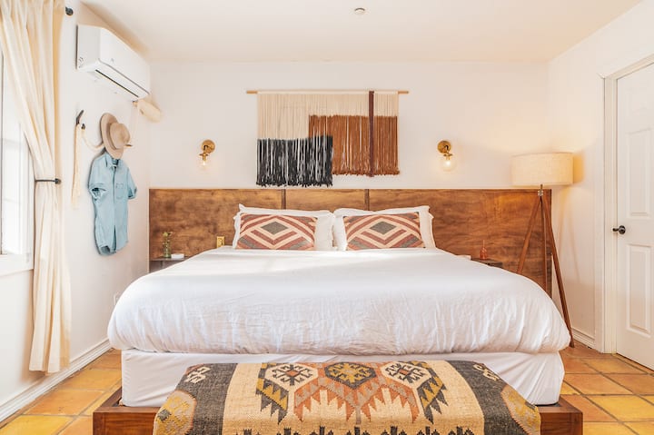 Táto izba bola jedinou izbou v pôvodnom statku. Odvtedy bol znovu vynájdený ako apartmán s manželskou posteľou King a 2 vlastnými kúpeľňami. 