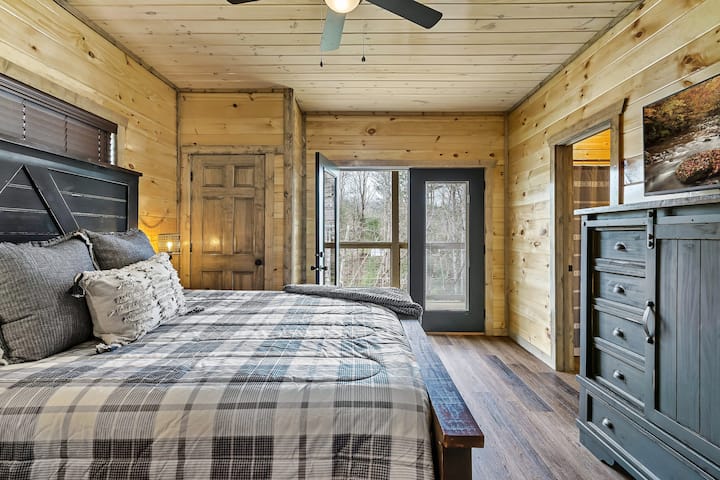 Მთავარი საძინებელი №1 - დიდი საწოლი, ცალკე შესასვლელით სააბაზანოსა და ტერასაზე.