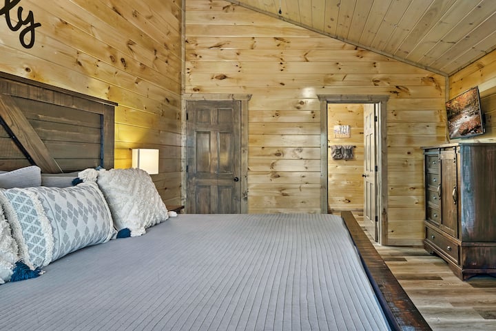 Მთავარი საძინებელი №2 დიდი საწოლით, ცალკე სააბაზანოთი და ცალკე შესასვლელით.