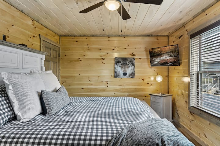 Მთავარი საძინებელი №4 დიდი საწოლით, ცალკე სააბაზანოთი და ტერასით.