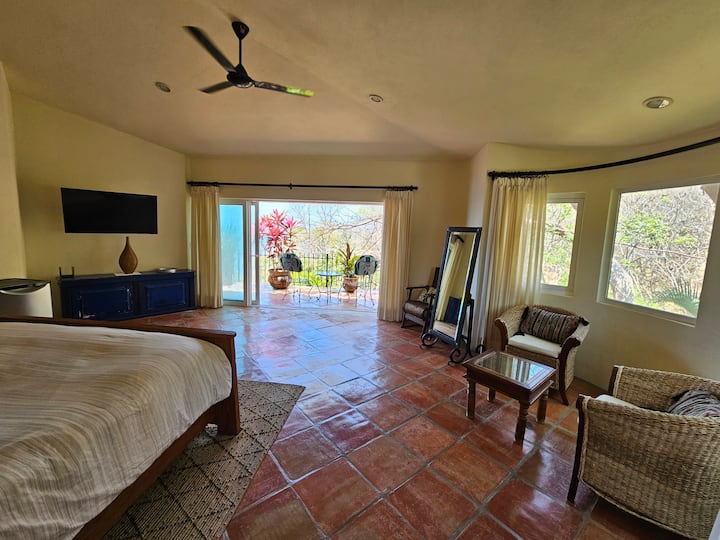 חדר שינה ראשי - נוף למרפסת פרטית