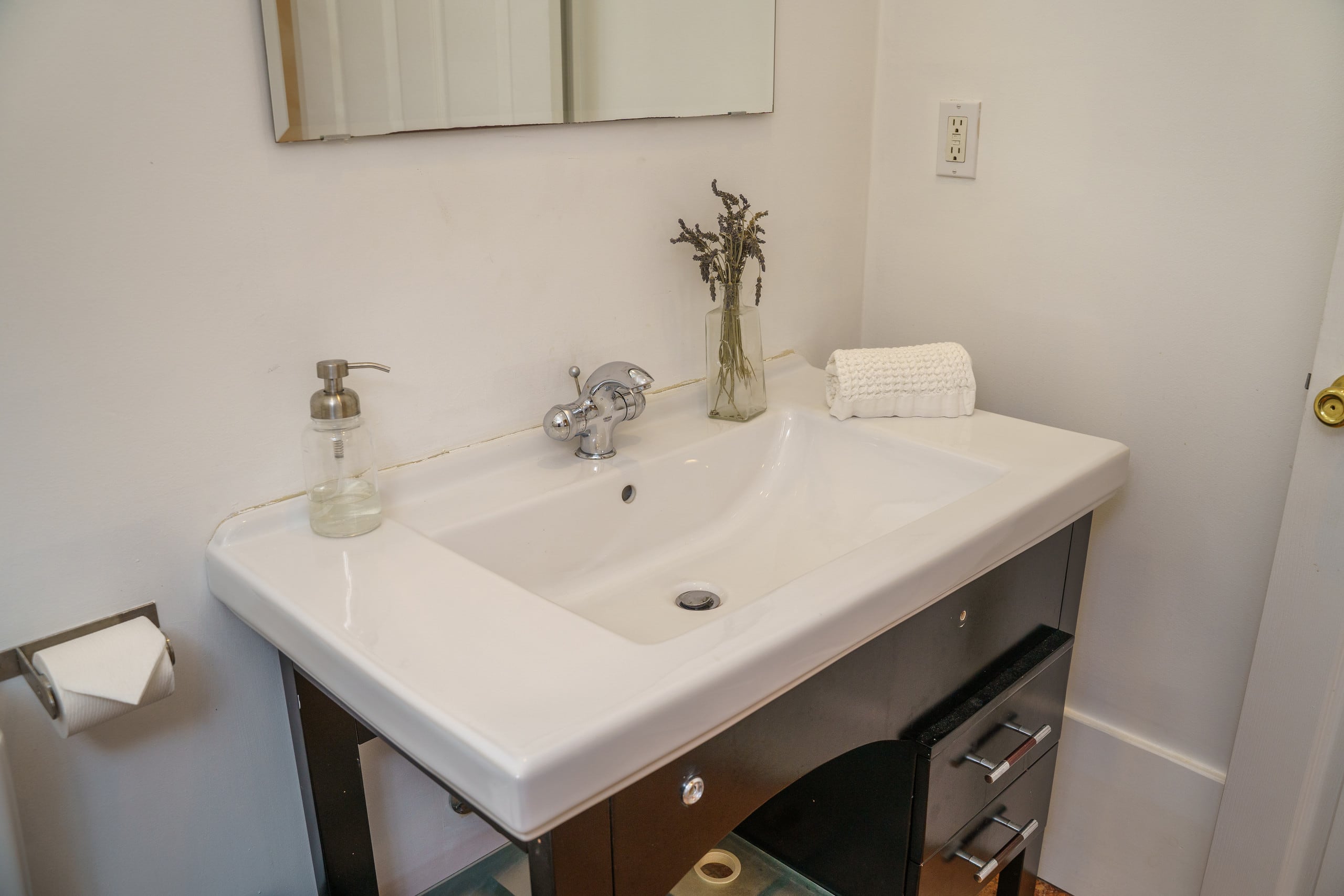 Lush 1-bedroom suite with free garage parking - Image 24
