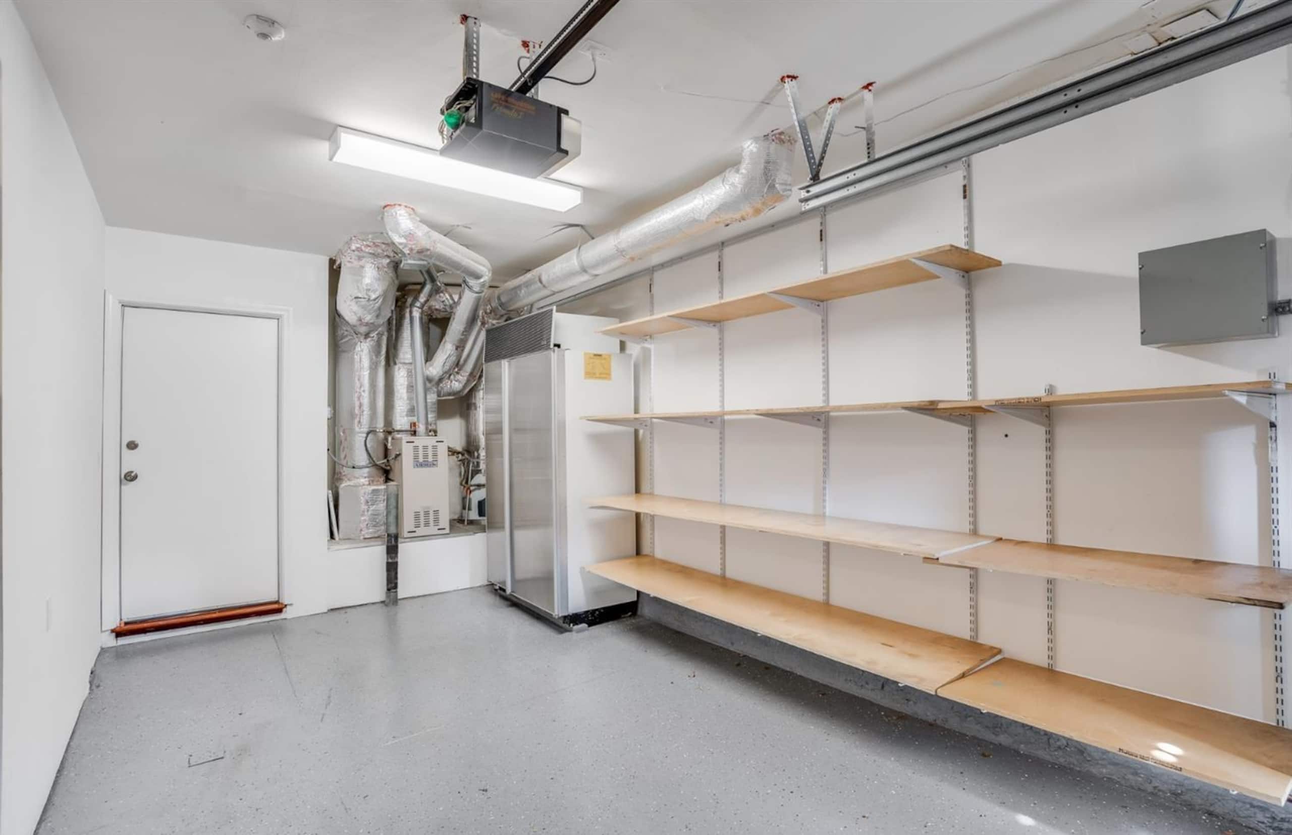 Lush 1-bedroom suite with free garage parking - Image 30