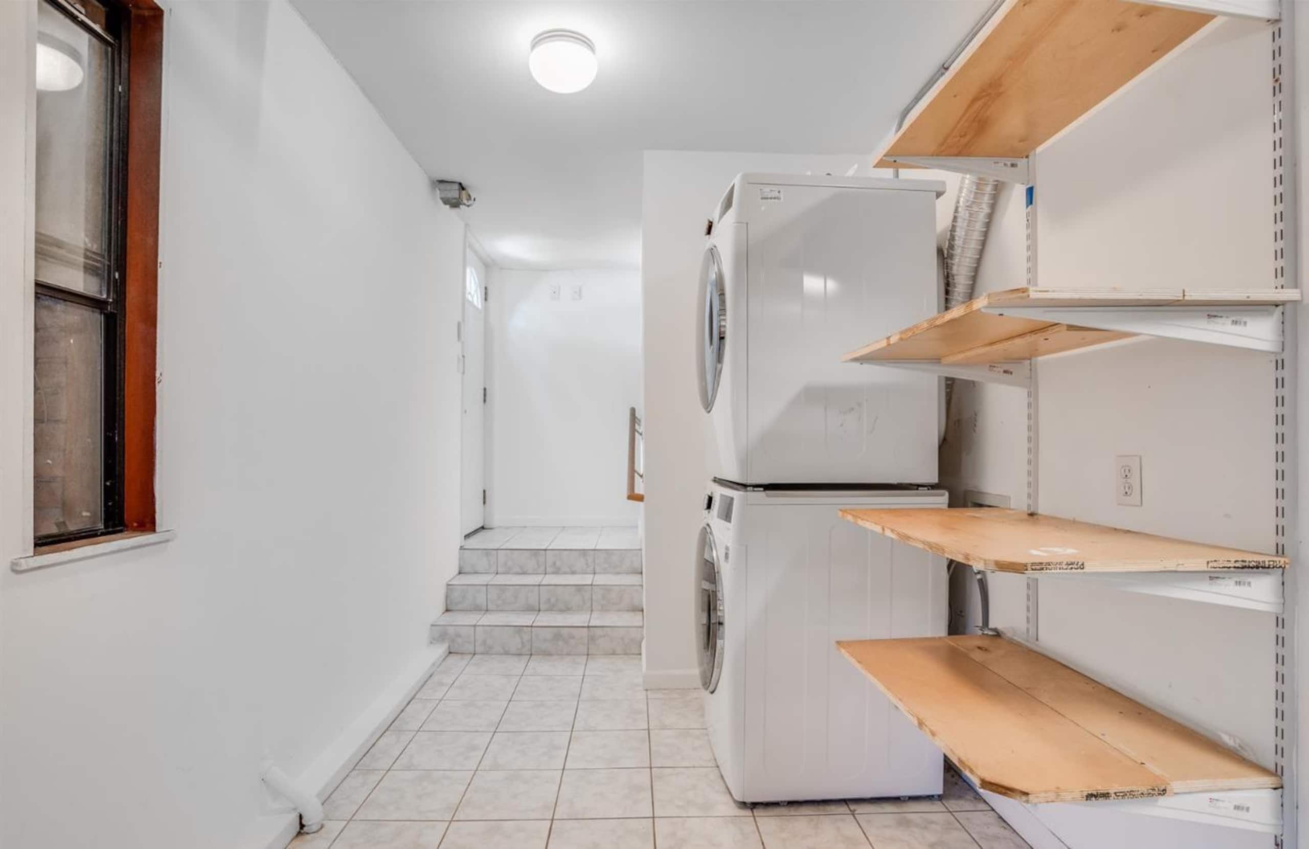 Lush 1-bedroom suite with free garage parking - Image 29