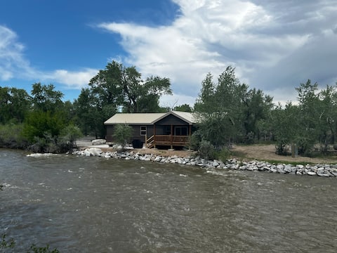 River’s edge cabin, on private 5 acre river front