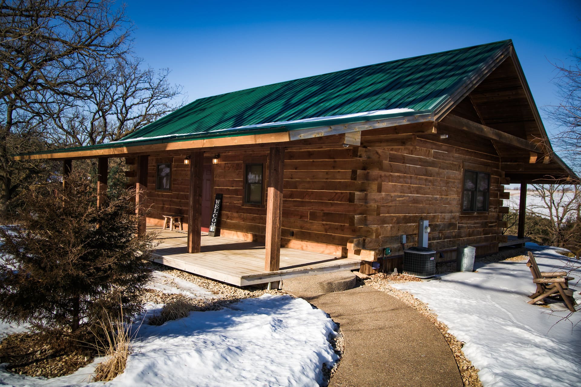 Romantic one bedroom cabin with indoor fireplace