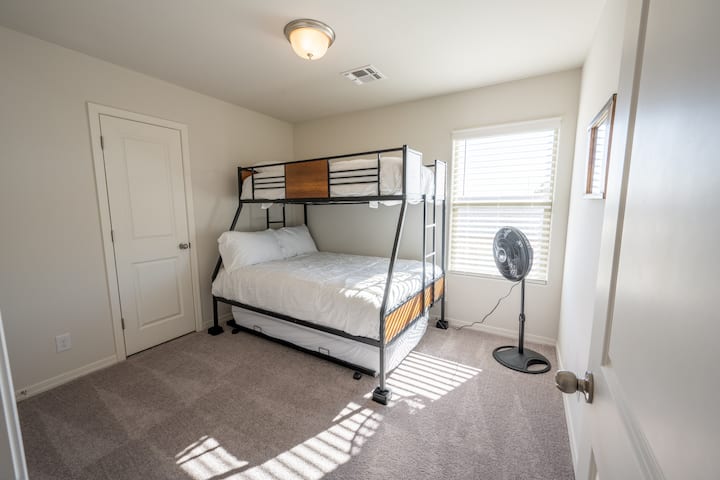 Habitación 3- Cama grande, 2 camas individuales