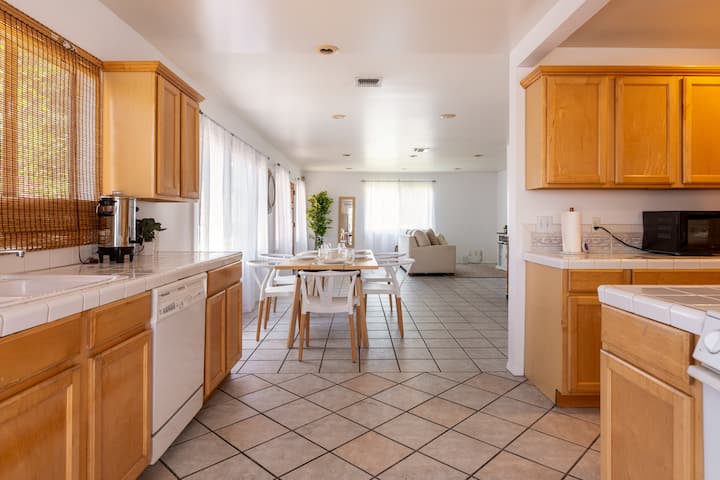 Central La 2-story Haven Long Or Short Term - ハリウッド, CA