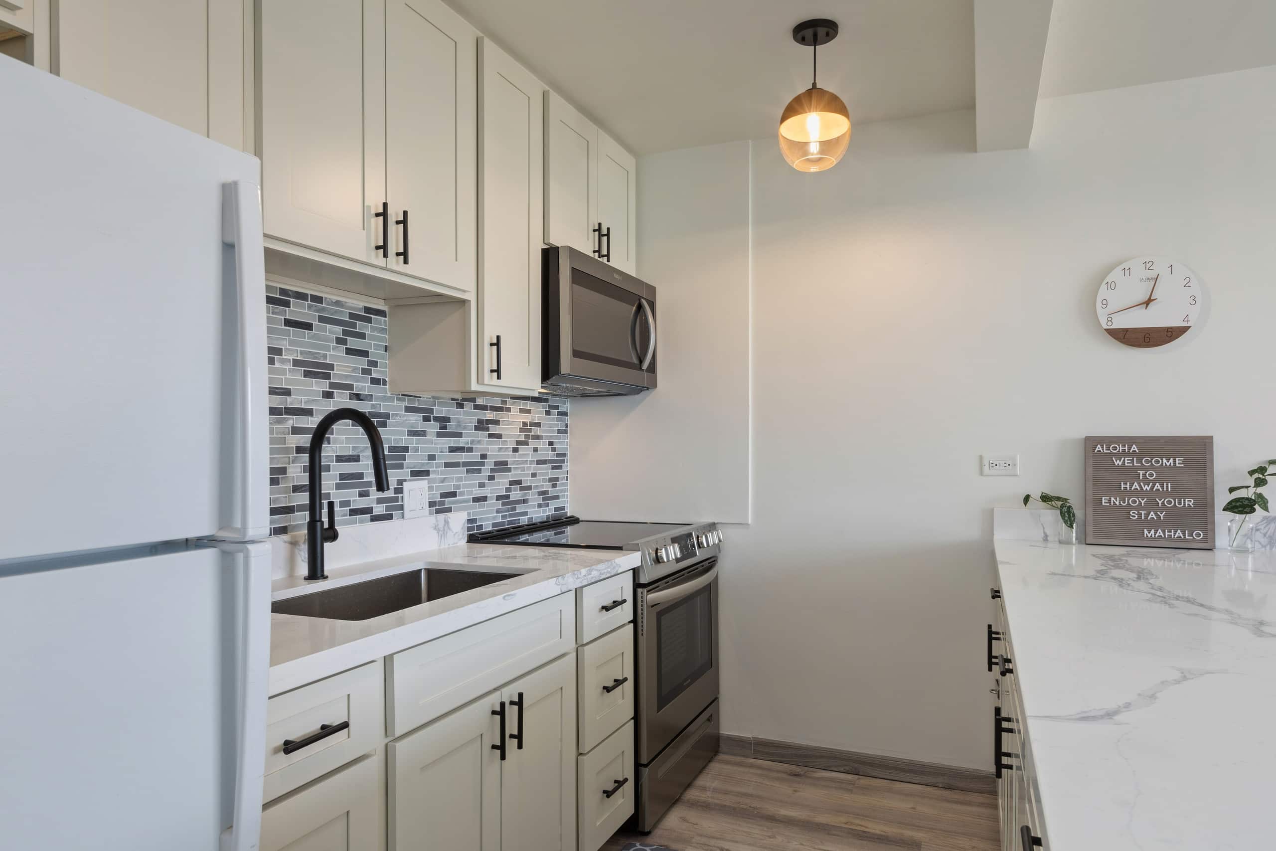 Condo in Honolulu · ★4.87 · 1 bedroom · 2 beds · 1 private bath - Image 12