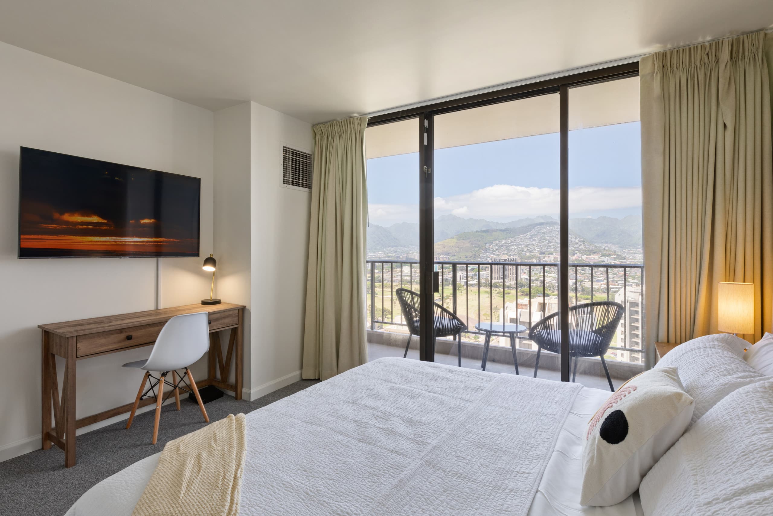 Condo in Honolulu · ★4.87 · 1 bedroom · 2 beds · 1 private bath - Image 15