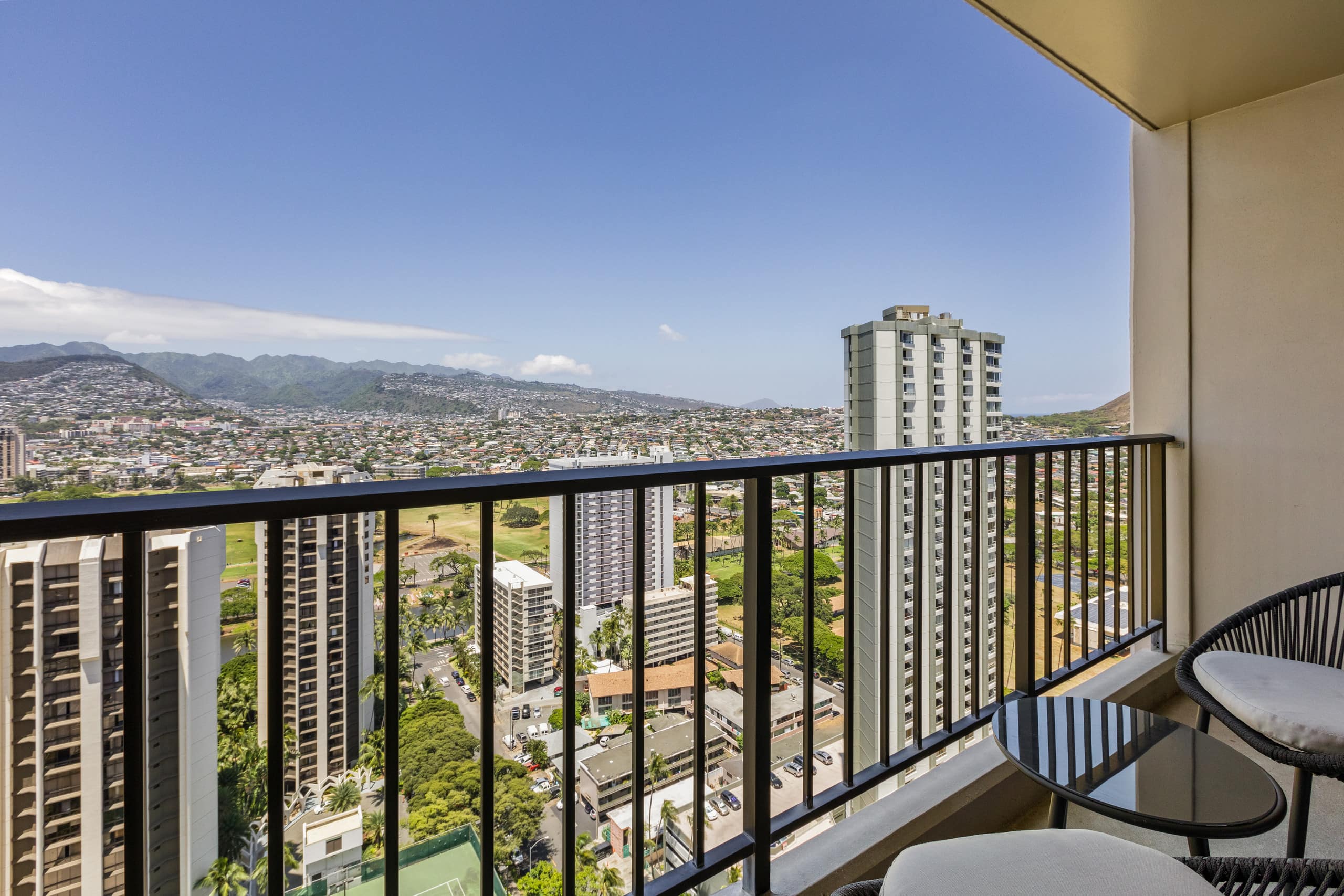 Condo in Honolulu · ★4.87 · 1 bedroom · 2 beds · 1 private bath - Image 18