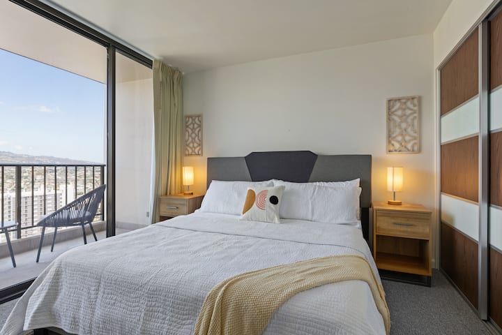 Duerme con comodidad y despierta con la luz natural que fluye a través de la gran ventana de esta habitación con cama tamaño king bellamente iluminada.