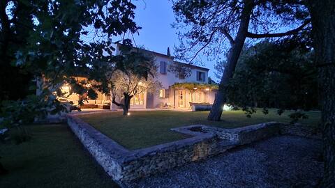 Beautiful Provencal farmhouse with pool and park