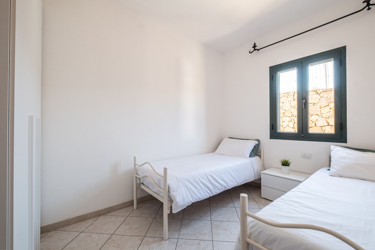 房间配有两张单人床和衣柜