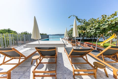 Apartments Sea2/beachfront/breakfast/pool/jacuzzi