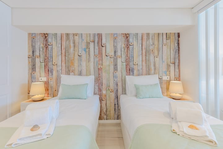 Dhoma e dytë e gjumit e dekoruar me frymëzim plazhi. Dy krevate tek (0,90x2m)