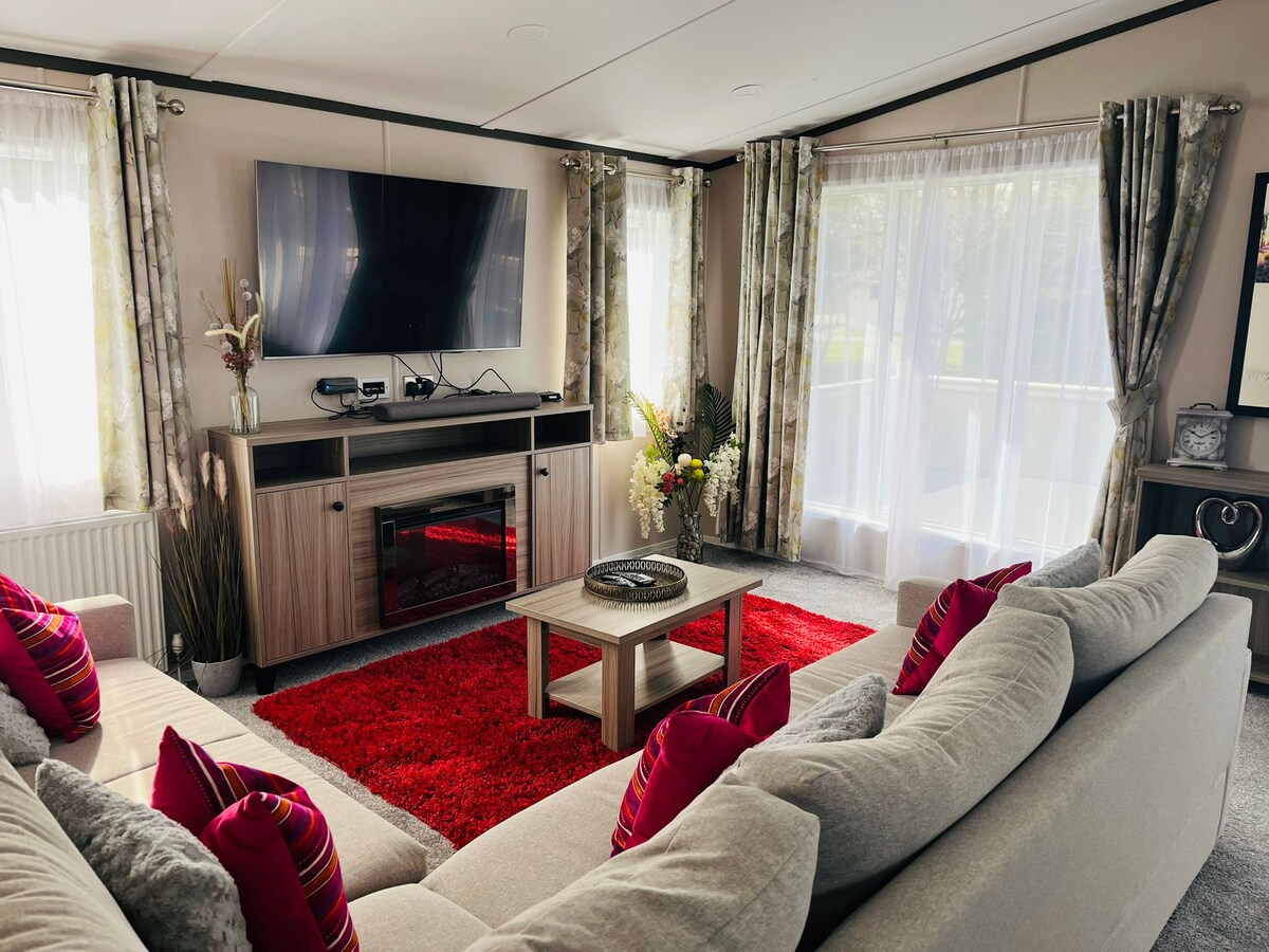 Popular Airbnb listing: Happy Days Lodge with Hot Tub in Allerthorpe