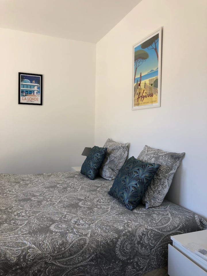 غرفة جميلة مع مساحة تخزين واسعة مع إمكانية الوصول المباشر إلى السطح.