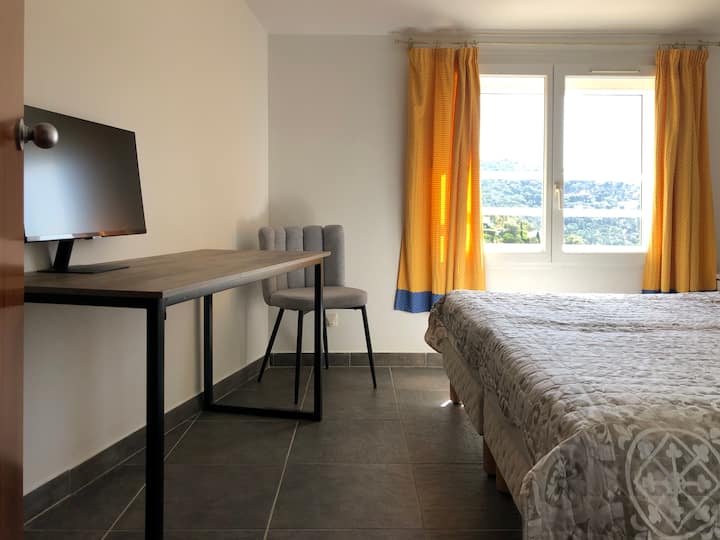 شاشة تلفزيون أو شاشة للعمل عن بعد ؟ طابق ليلي.