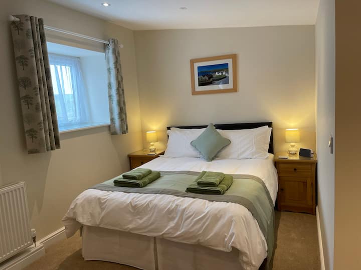 ห้องนอน 2 - แสดงเป็นห้องนอนเตียงใหญ่พร้อมเตียงคิงไซส์ขนาด 5 ฟุต
