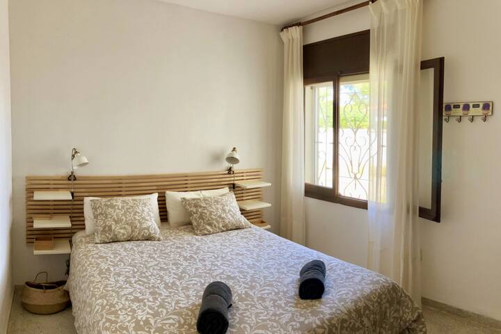 Chumba cha watu wawili chenye nafasi kubwa na angavu chenye kitanda cha sentimita 160x200. Ina kabati lililojengwa ndani na feni tulivu ya dari. 
Kuomba tunaweza kujumuisha kitanda cha mtoto kwa ajili ya watoto wachanga.