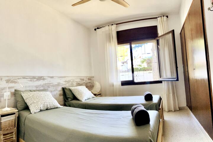 Chumba chenye nafasi kubwa na angavu ambacho kinaweza kuwekwa mara mbili au mara tatu, kadiri mgeni anavyohitaji. Kitanda cha mtu mmoja sentimita 80x200. Ina kabati lililojengwa ndani na feni tulivu ya dari. 