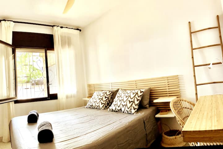 Chumba cha watu wawili chenye nafasi kubwa na angavu chenye kitanda cha sentimita 160x200. Ina kabati lililojengwa ndani na feni tulivu ya dari. 
Kwa ombi tunaweza kujumuisha kitanda cha mtoto kwa ajili ya watoto wachanga au fanicha kwa ajili ya kazi (kiti na dawati).