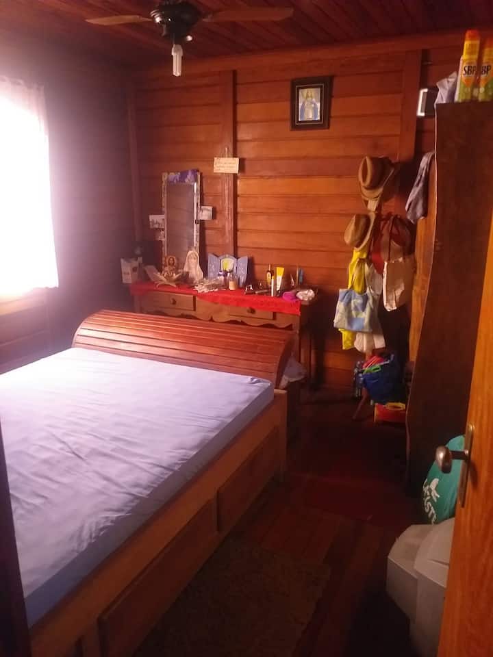 Chumba cha kulala chenye vitanda viwili chenye kabati, feni ya dari. 