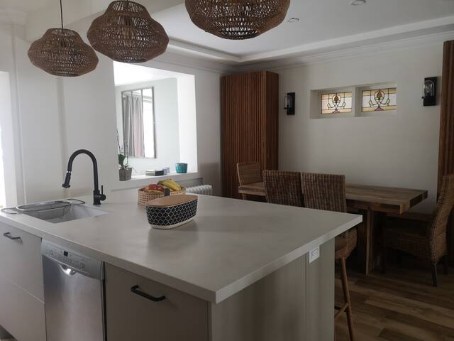 Beautiful beach house in the heart of the Beaches gallery image 3