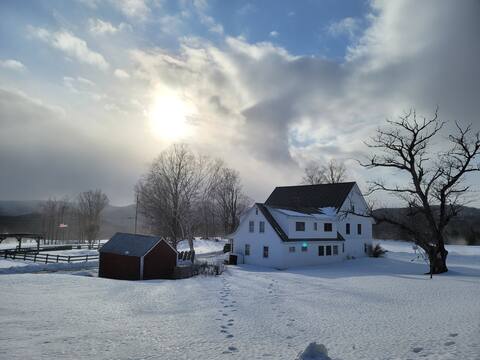 Charming farmhouse ~ Near Sugarbush and Killington