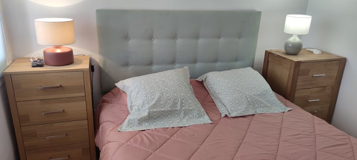 ห้องนอนใหญ่พร้อมเตียงไฟฟ้าขนาดใหญ่