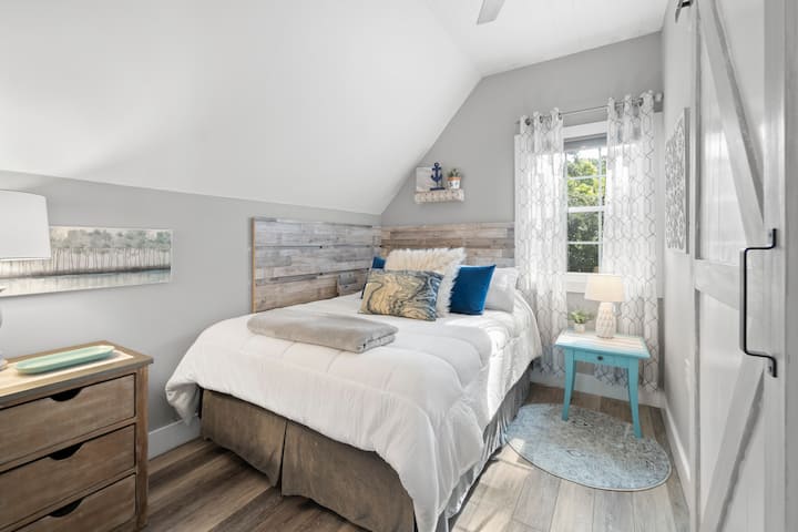 В самостоятелната спалня има едно двойно легло.