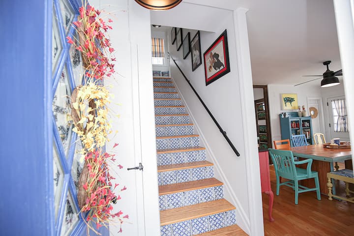 Dreamy Cottage: 2 bed w/fireplace, tons of charm