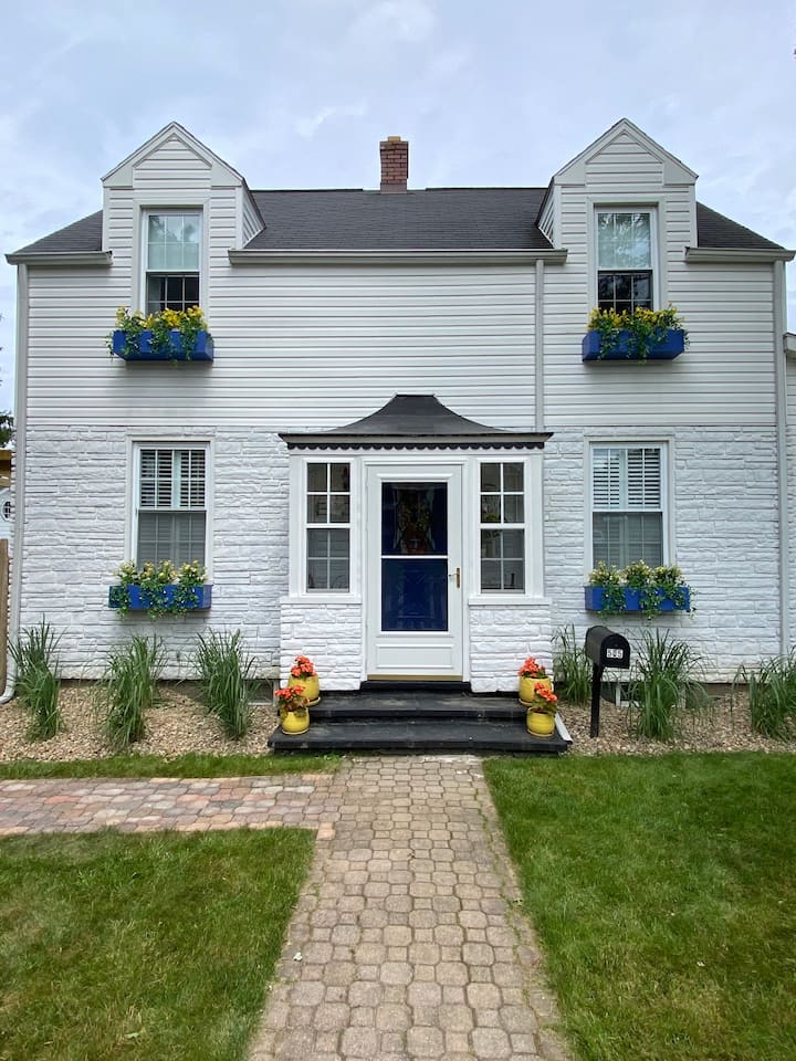 Dreamy Cottage: 2 bed w/fireplace, tons of charm