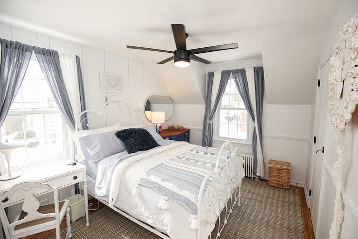 Dreamy Cottage: 2 bed w/fireplace, tons of charm