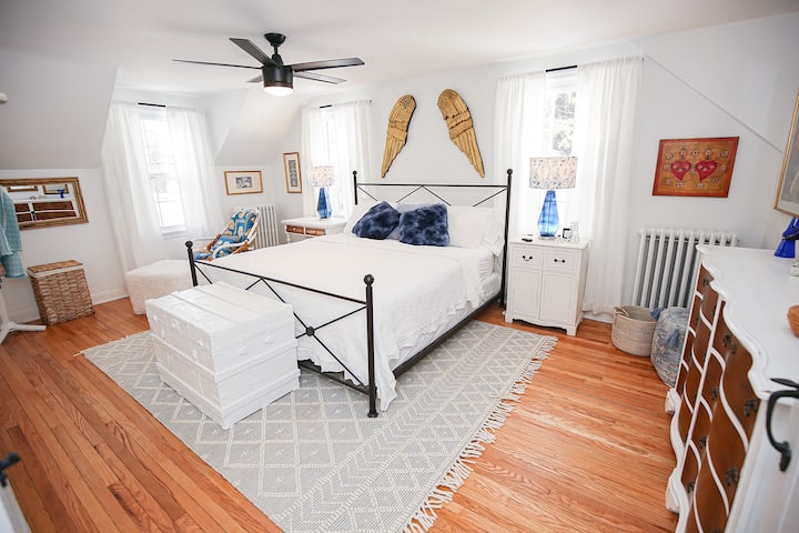 Dreamy Cottage: 2 bed w/fireplace, tons of charm