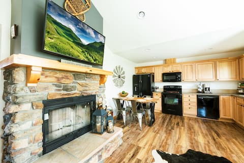 NEW! High Pine Loft: Wifi-Fireplace-Close to Lake!