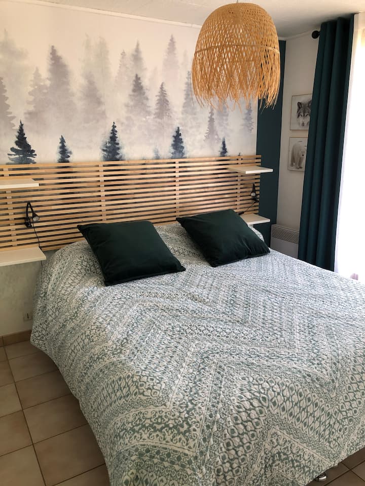 camera da letto indipendente con accesso al balcone, attrezzata con due 80 x 200 letti (convertibili in 160 x 200 letto), guardaroba e scaffali . rivolta a sud 