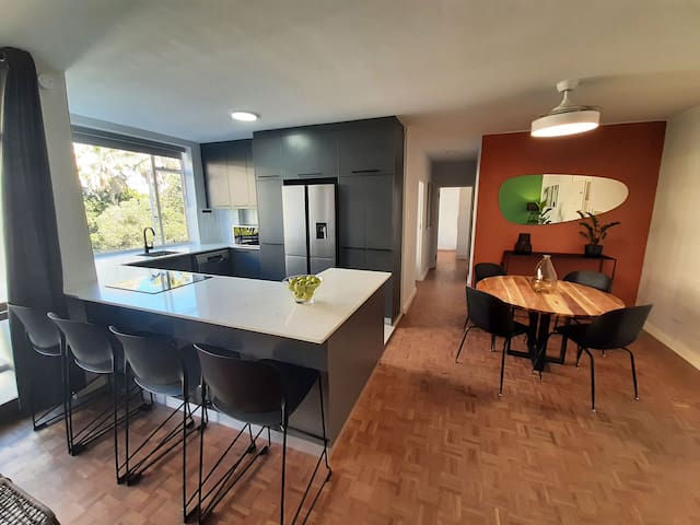 Chic 2 bed apartment near the Company’s Gardens gallery image 3