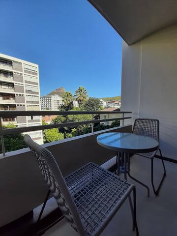 Chic 2 bed apartment near the Company’s Gardens