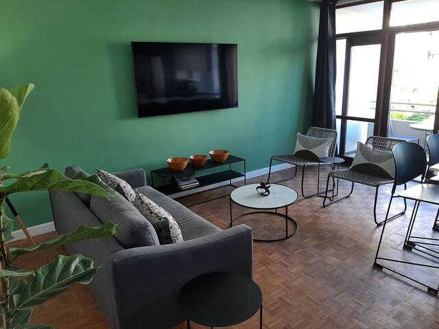 Chic 2 bed apartment near the Company’s Gardens gallery image 2