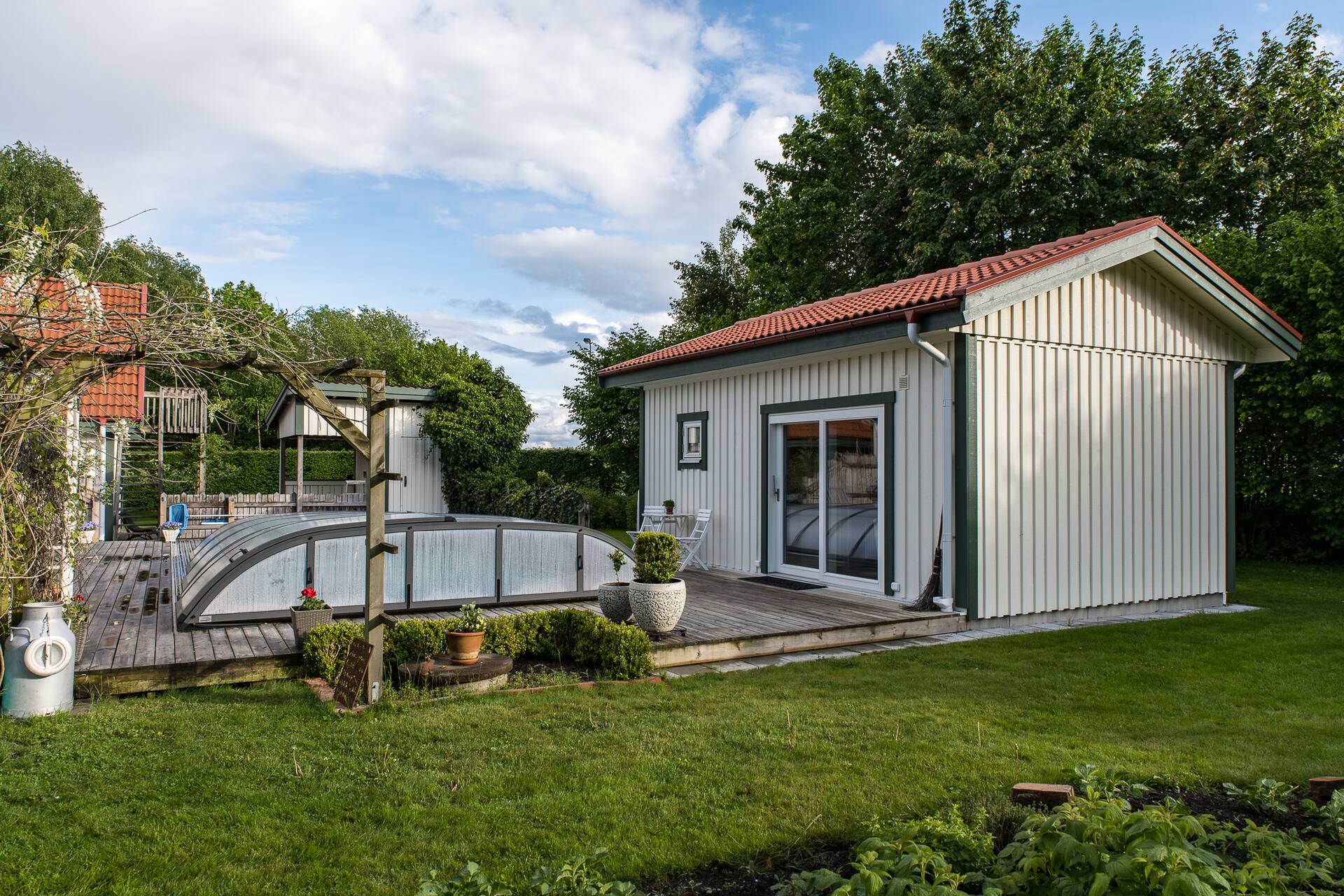Guest house with pool access during the season