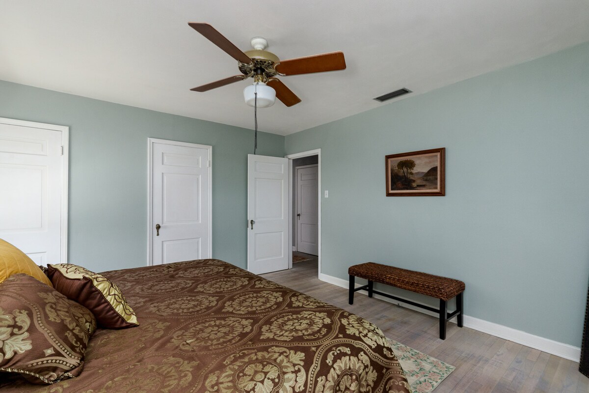 Chumba kikuu cha kulala chenye mfalme, makabati mawili, feni ya dari, televisheni mahiri, kioo cha urefu kamili.