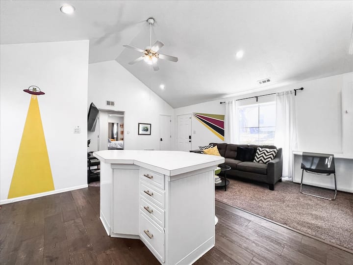 Secluded Retreat In The City With 2 Bedroom - North Kansas City, MO