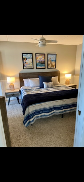 เตียงคิงไซส์ที่สะดวกสบายเป็นพิเศษพร้อมผ้าปูที่นอนผ้าฝ้าย 400ct และสถานีชาร์จไฟโดยโคมไฟทั้งสองข้าง