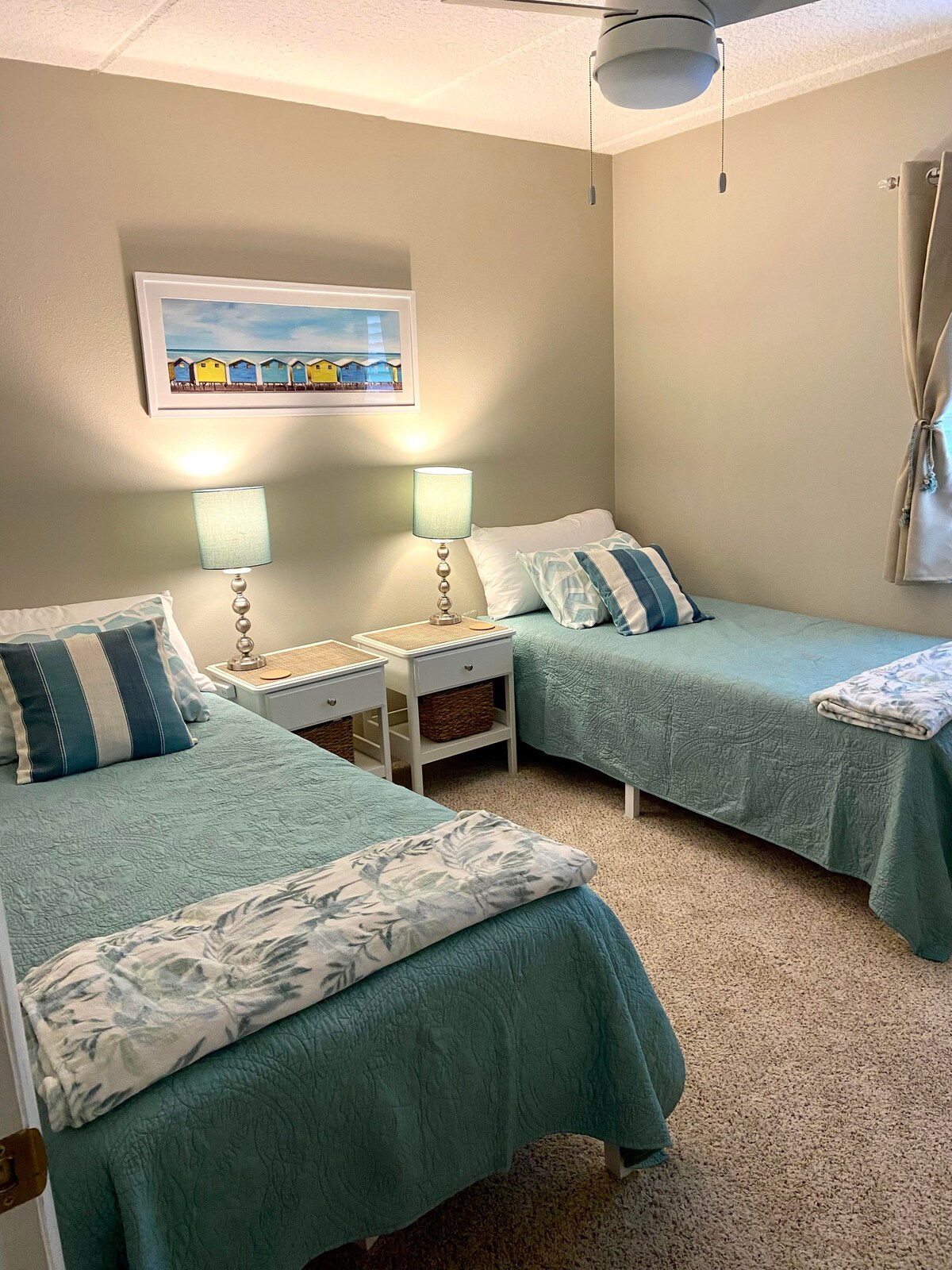 ห้องนอนห้องที่สองมีเตียงคู่ขนาด XL 2 ห้องไฟอ่านหนังสือดีและทีวี/ดีวีดี