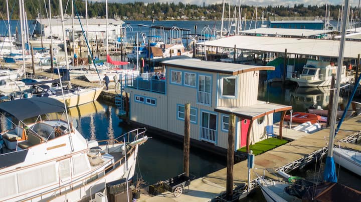 houseboat tourism