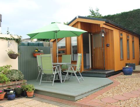 Stand Alone Studio with its own side entrance
