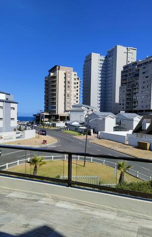 Luxury Corner House, 5 minutes walk to the beach. gallery image 2